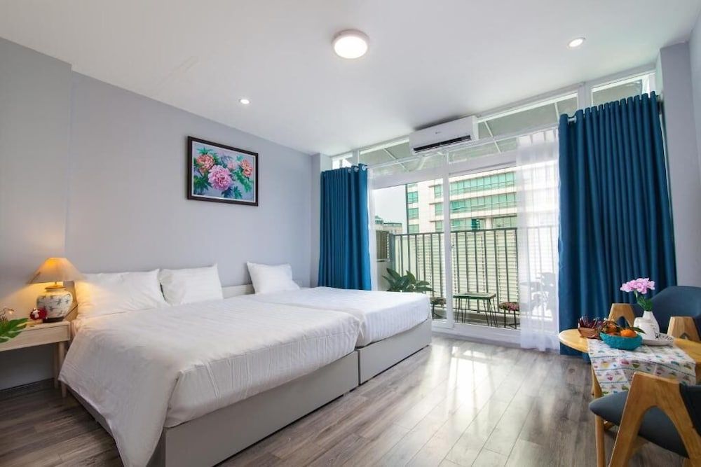 undefined The Art - Hung Viet near Truc Bach lake 2