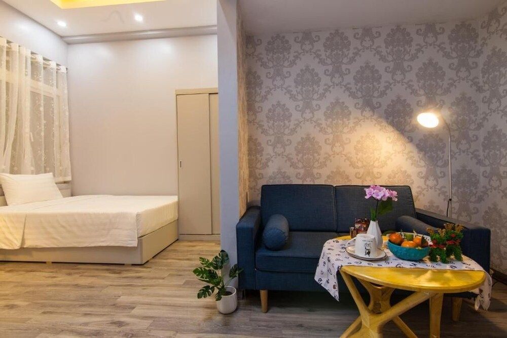 undefined The Art - Hung Viet near Truc Bach lake 7