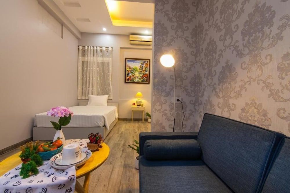 undefined The Art - Hung Viet near Truc Bach lake 8