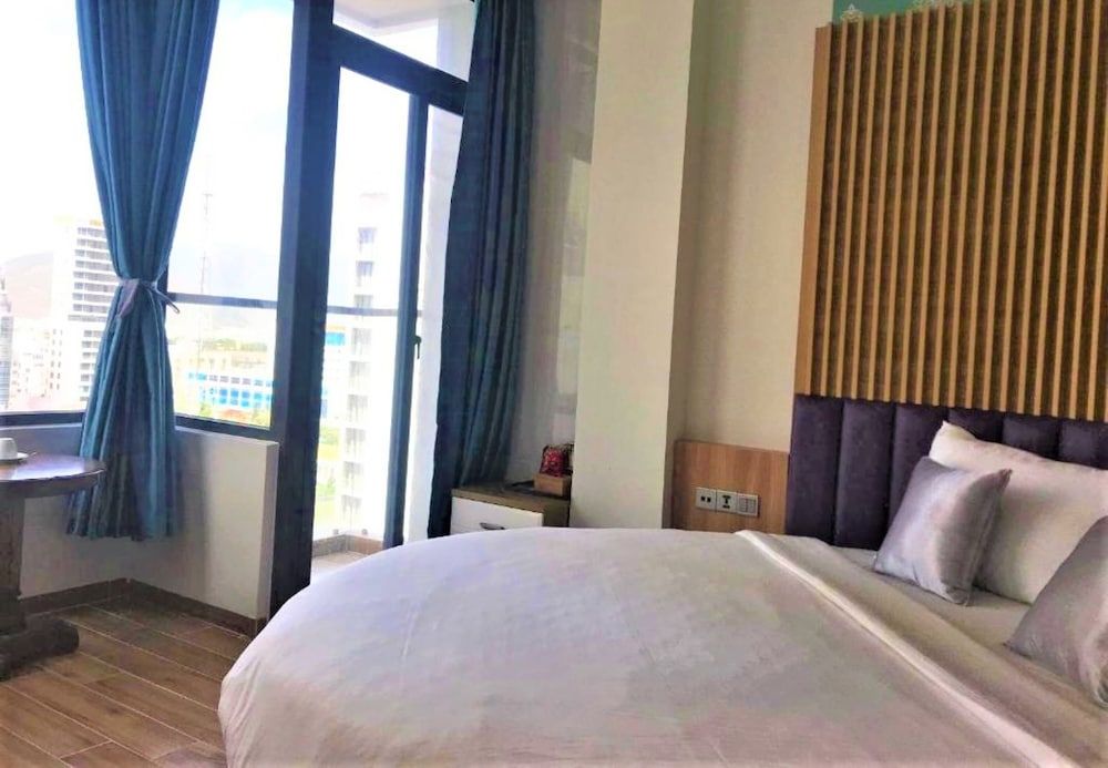 Grand Room, Balcony