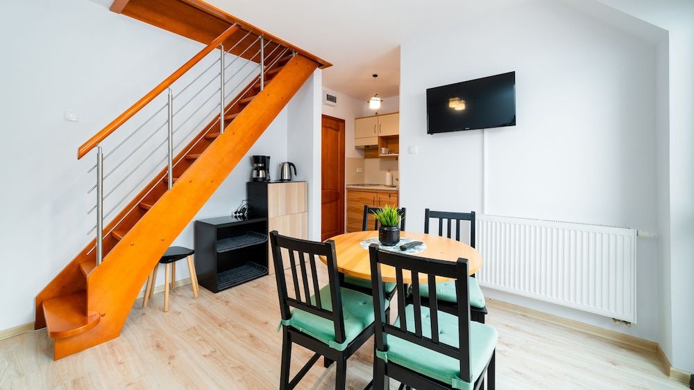 Apartment (17 z antresolą)