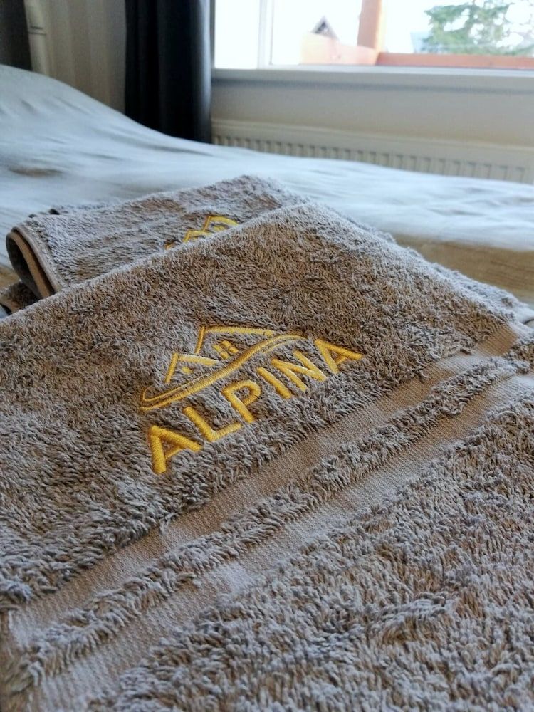 Villa Alpina Family Room, Mountain View