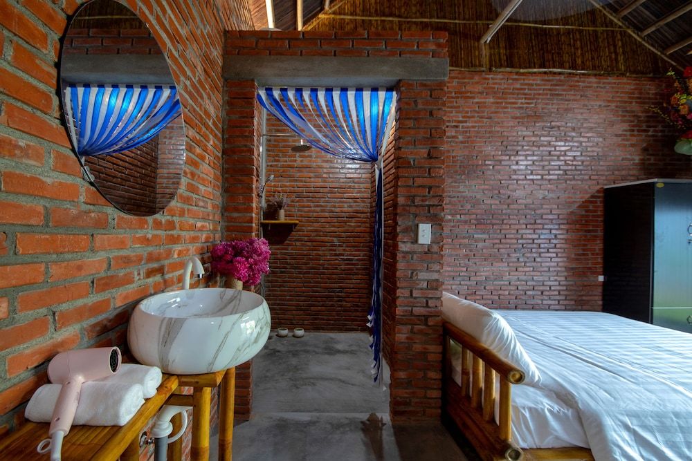 Ba's Garden Beachside Homestay Family Room 10