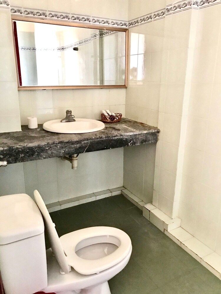 Hotel 8 3 Triple Room, 3 Twin Beds 7