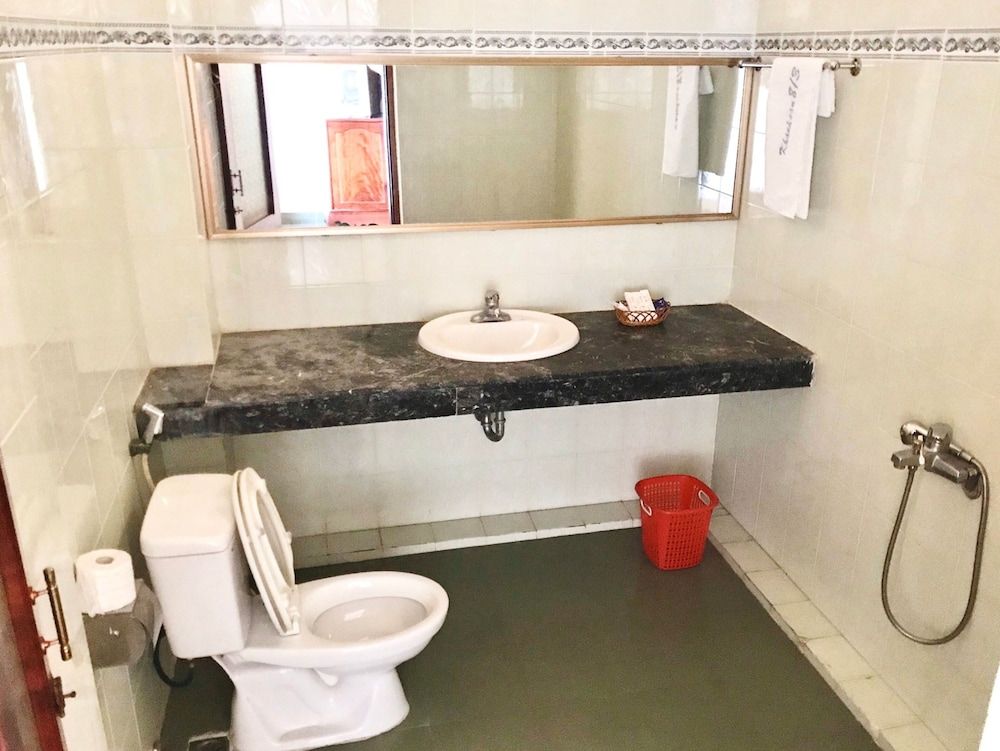 Hotel 8 3 Triple Room, 3 Twin Beds 8