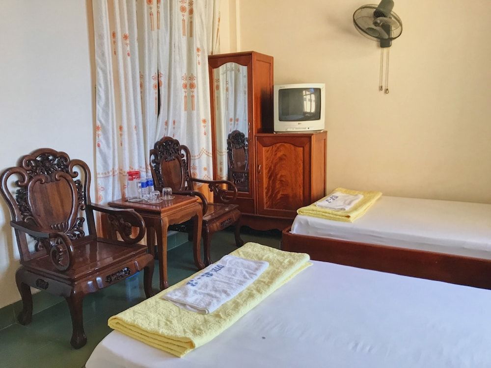 Hotel 8 3 Family Room, Multiple Beds 4