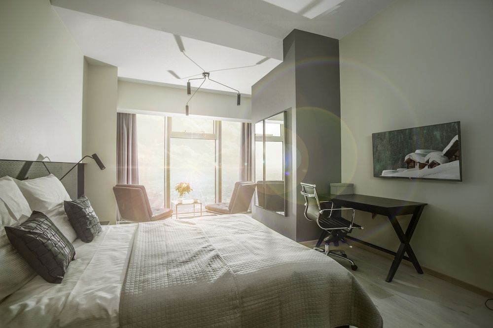 City Studio, 1 Queen Bed, City View, Tower