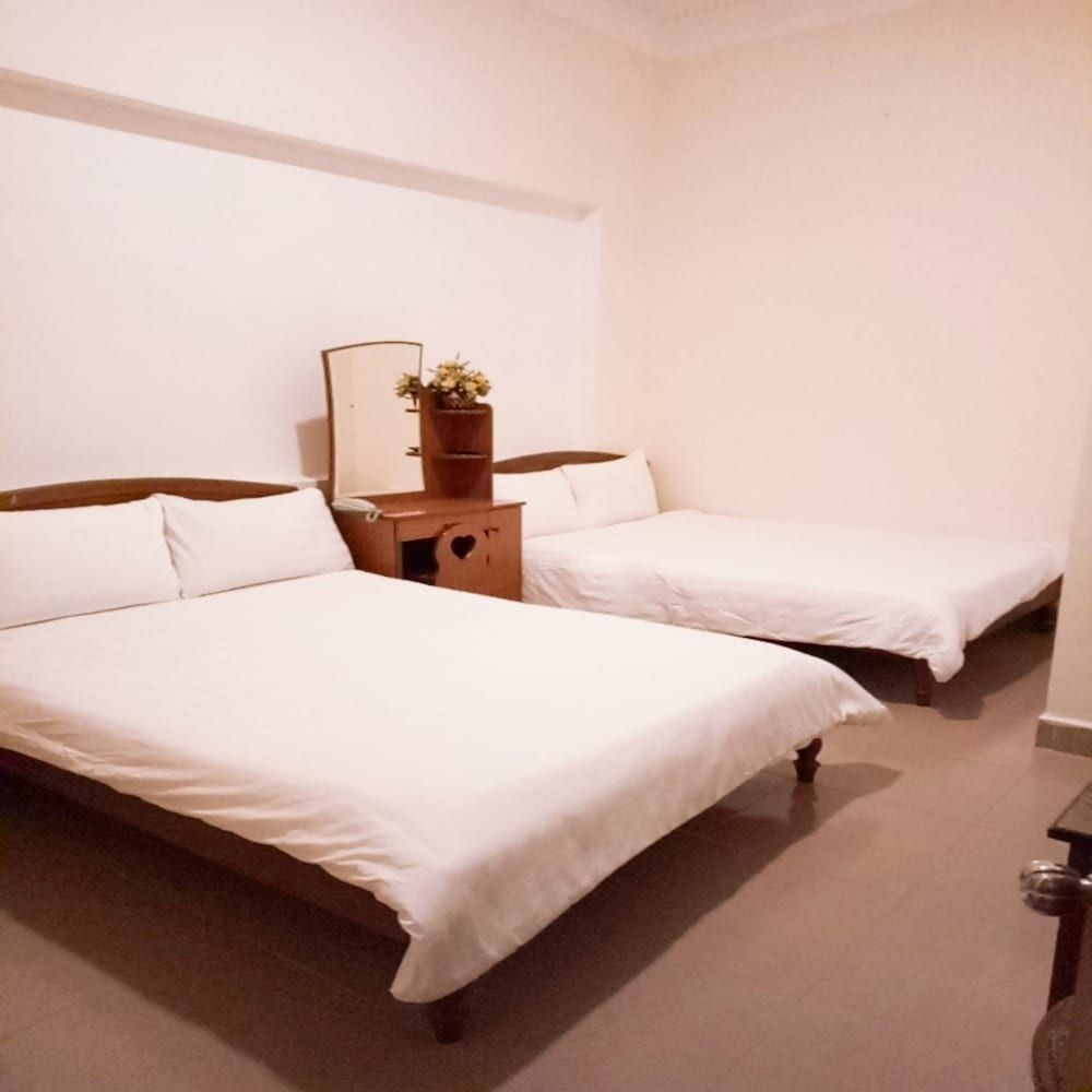 Quang Chien Hotel by Zuzu Quadruple Room 9