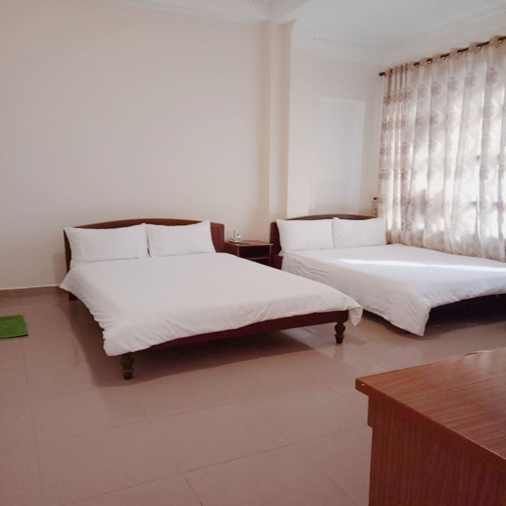 Quang Chien Hotel by Zuzu Quadruple Room 8