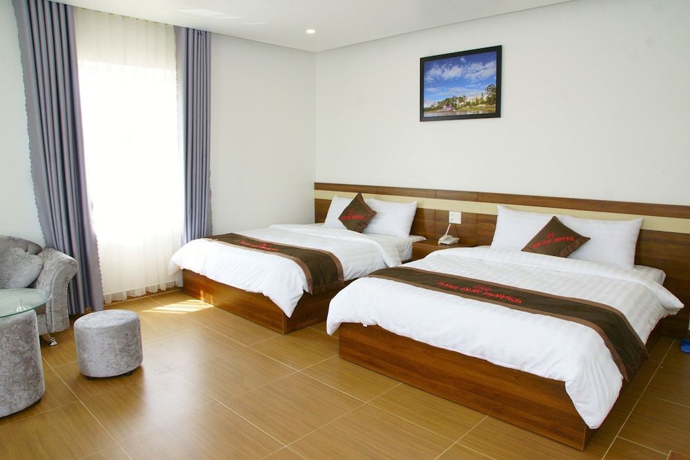 RedDoorz Premium Anh Duc Da Lat Hotel Executive Quadruple Room 6