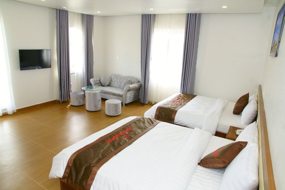 RedDoorz Premium Anh Duc Da Lat Hotel Executive Quadruple Room 4