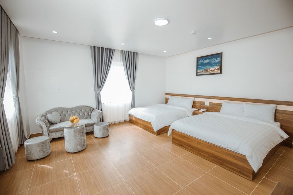 RedDoorz Premium Anh Duc Da Lat Hotel Executive Quadruple Room 2