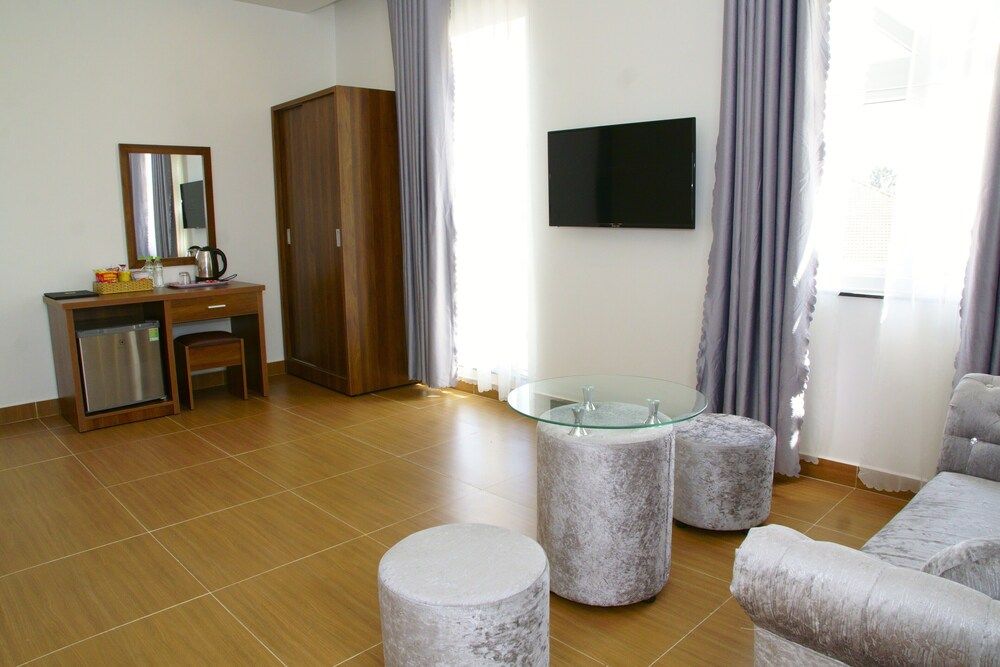 RedDoorz Premium Anh Duc Da Lat Hotel Executive Quadruple Room 7