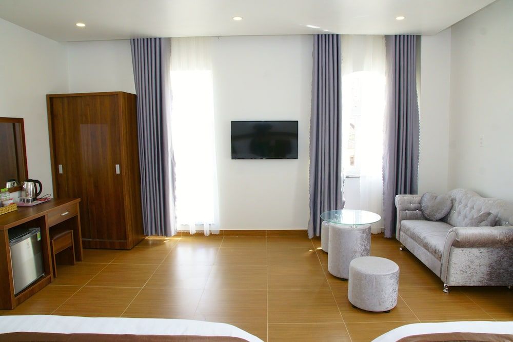 RedDoorz Premium Anh Duc Da Lat Hotel Executive Quadruple Room 5