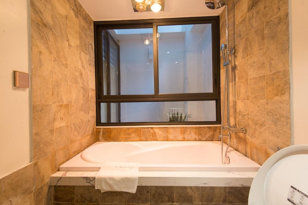 Deep Soaking Bathtub