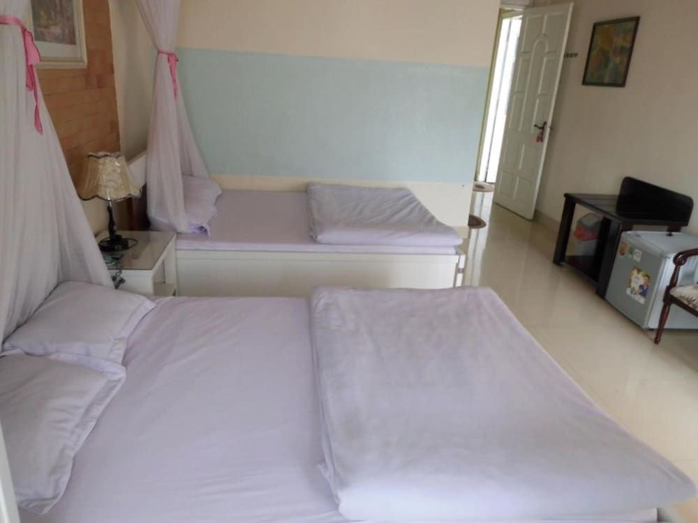 Bich Khue Hotel Quadruple Room 3