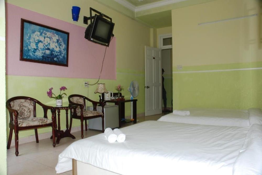 Bich Khue Hotel Quadruple Room 5