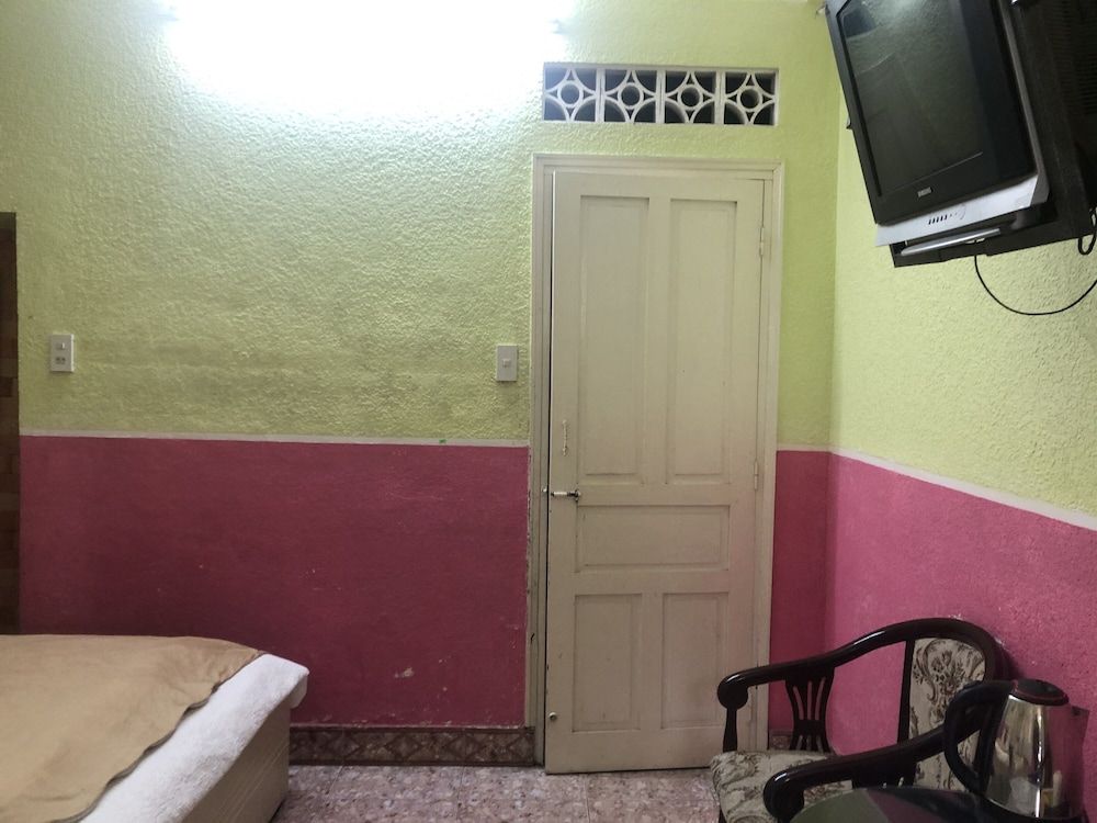 Bich Khue Hotel Quadruple Room 8