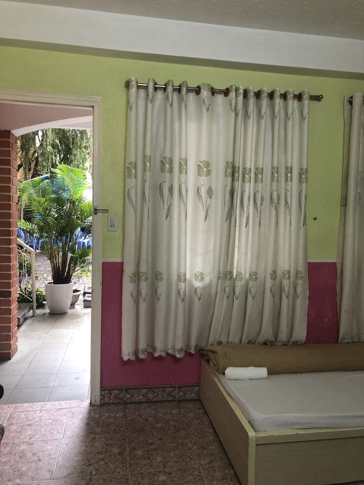 Bich Khue Hotel Quadruple Room 11