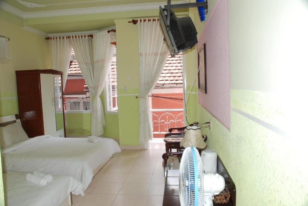 Bich Khue Hotel Quadruple Room 4