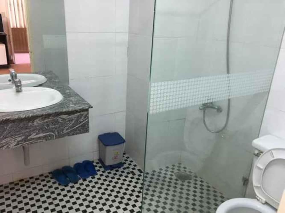 Huu Nghi Hotel Family Room 4