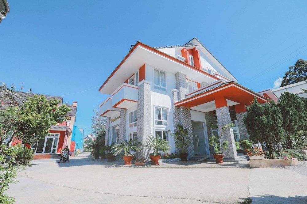 undefined Queen Bee Hotel 6