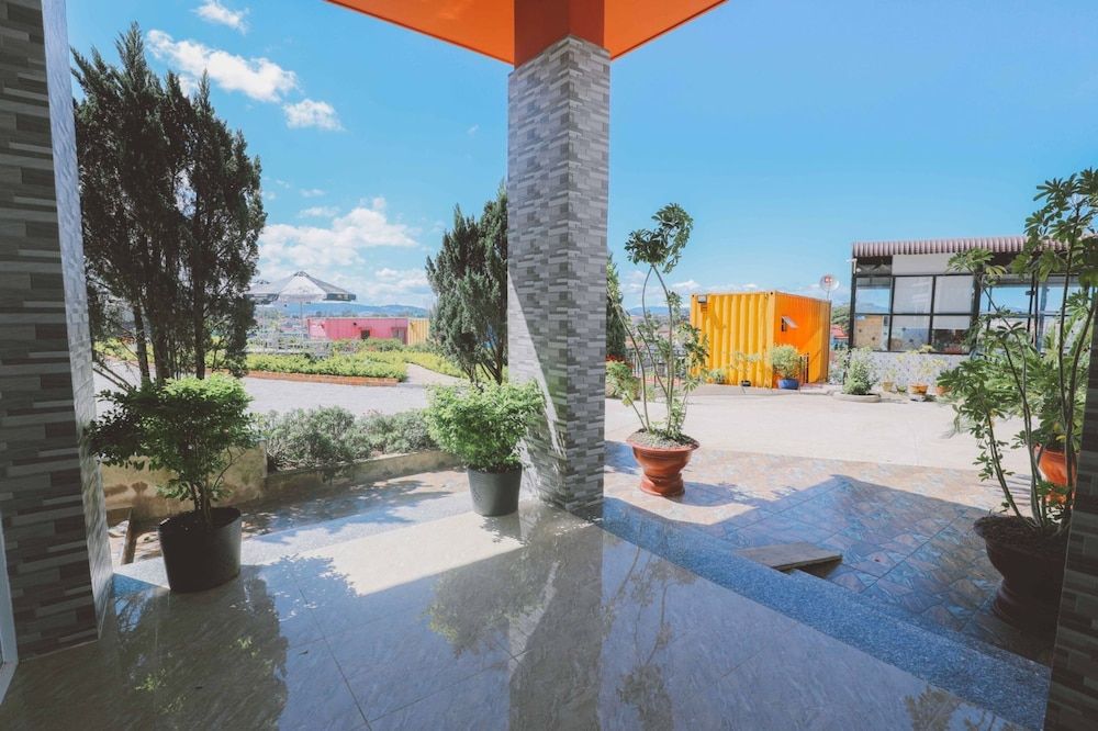 undefined Queen Bee Hotel 8