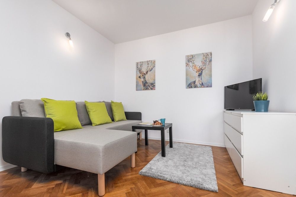 Apartment Warsaw Solec by Renters Apartment, 2 Bedrooms, Balcony 6