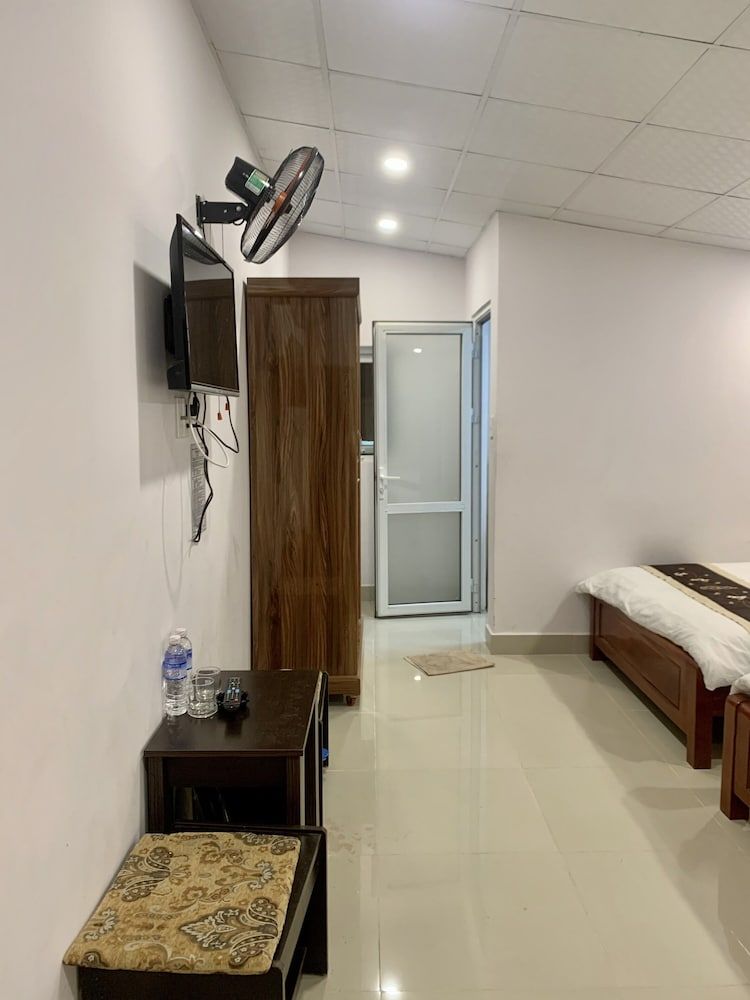 Phuong Dung Hotel Family Room 3