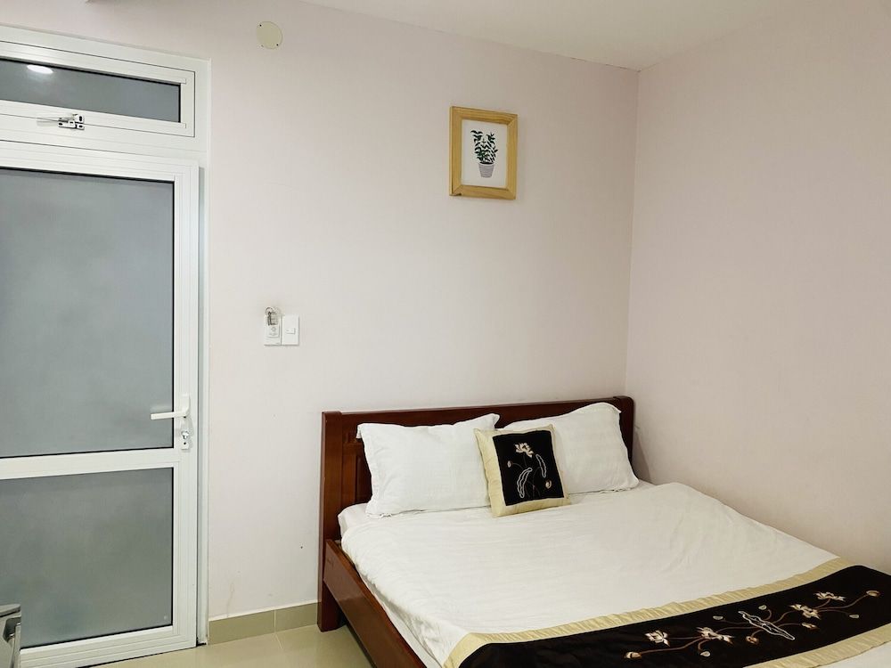 Phuong Dung Hotel Standard Room 5