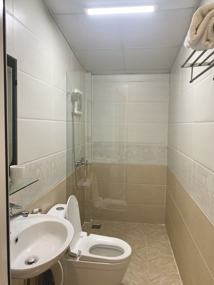 Phuong Dung Hotel Family Room 9