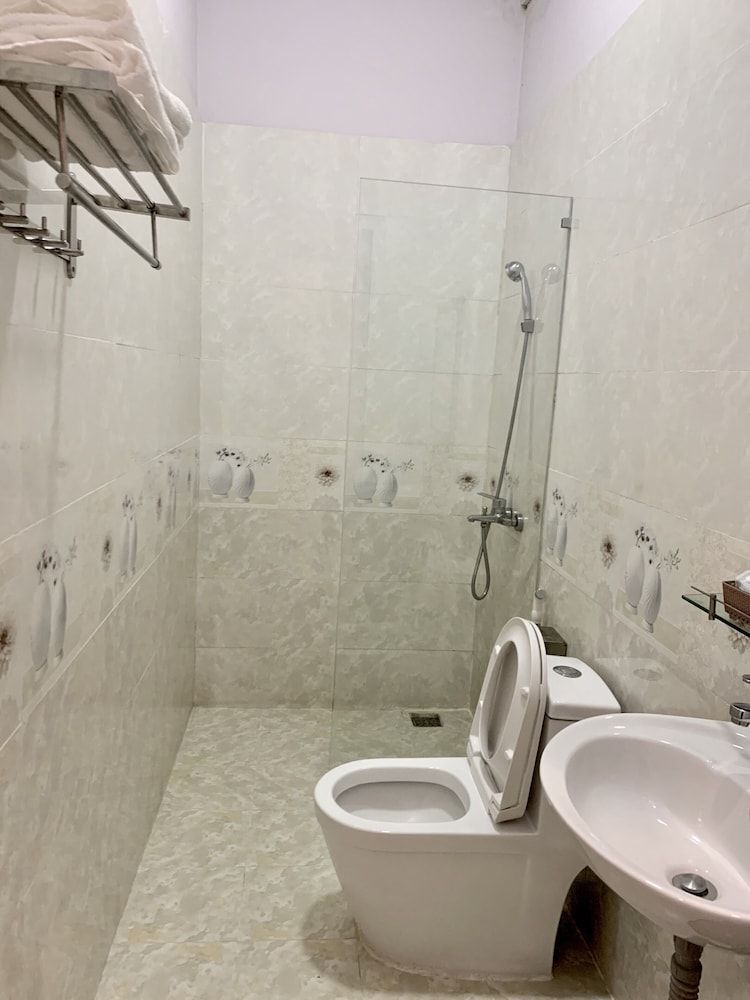 Phuong Dung Hotel Family Room 7