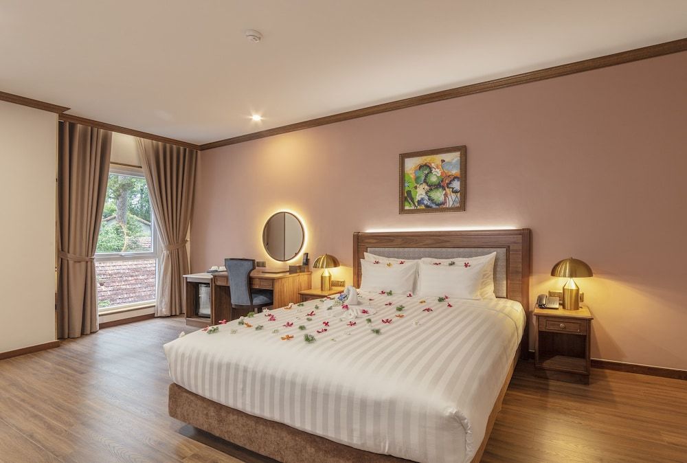 Senior Suite, 1 Queen Bed