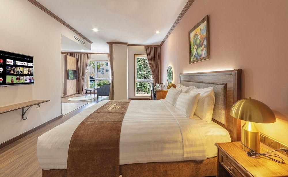 Senior Suite, 1 Queen Bed
