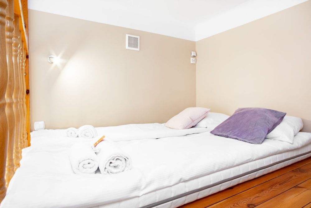 Apartment Swietojanska Warsaw by Renters Apartment, 1 Bedroom, Kitchen 2