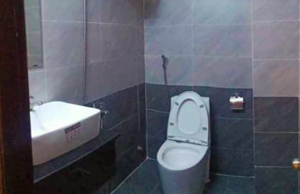 Cat Phu Hotel Family Room - 5 pax 4