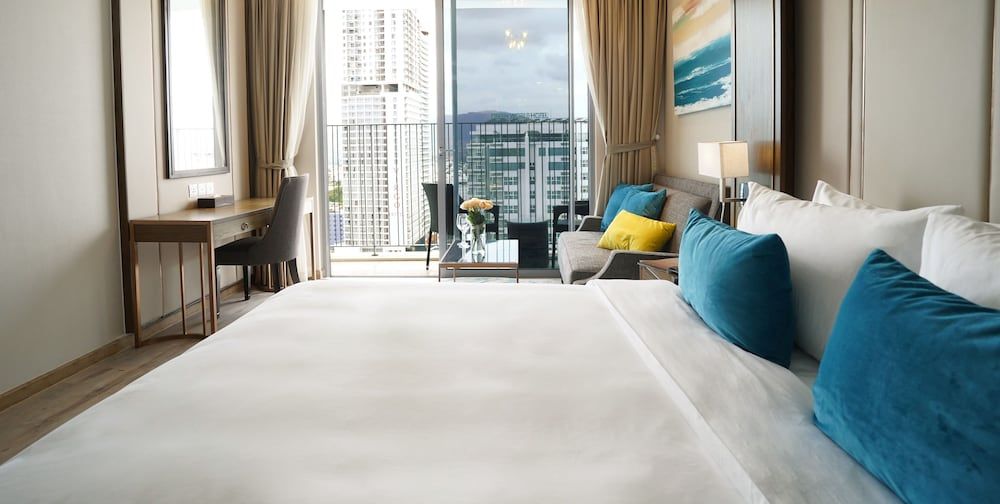 Deluxe Room, 1 King Bed, City View