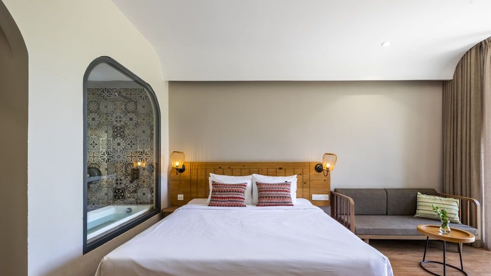 Hami Garden Design Suite, 1 King Bed, Patio, Garden View 3