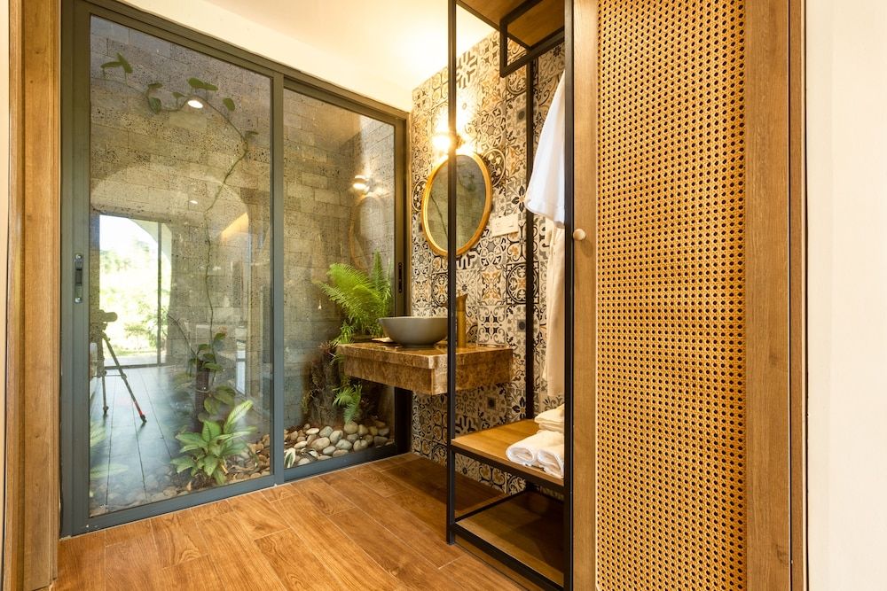 Hami Garden Design Suite, 1 King Bed, Patio, Garden View 2