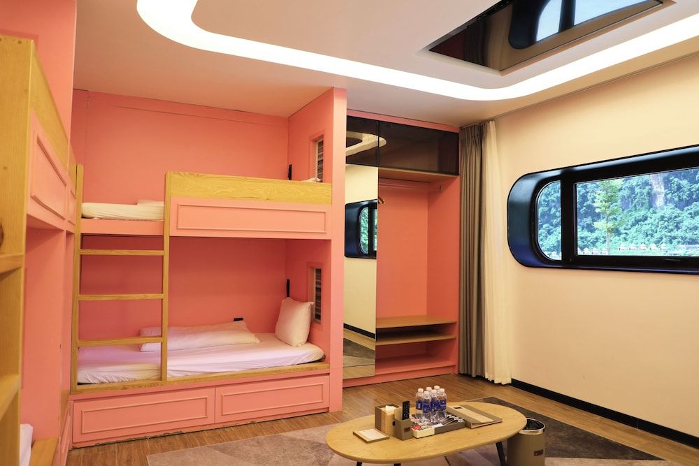 Moc Chau Island - Bach Long Glass Bridge 6 Beds Mixed Dormitory Room