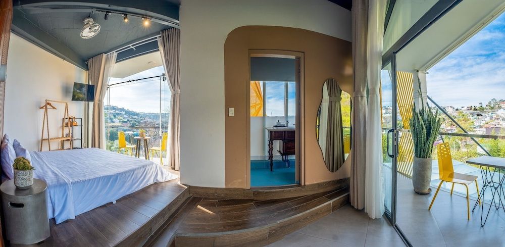 Deluxe Room with Balcony and Mountain View