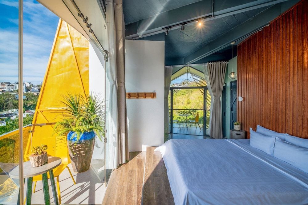 Deluxe Room with Balcony and Mountain View