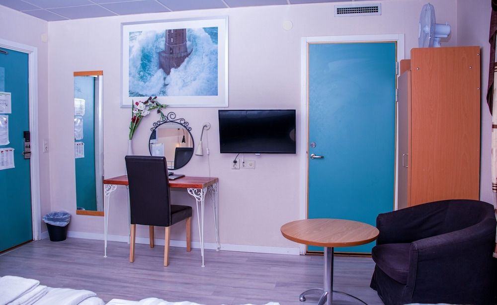 Euroway Hotel M&M AB Quadruple Room 23