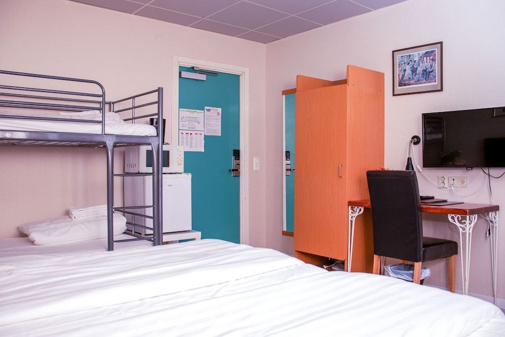 Euroway Hotel M&M AB Quadruple Room 5