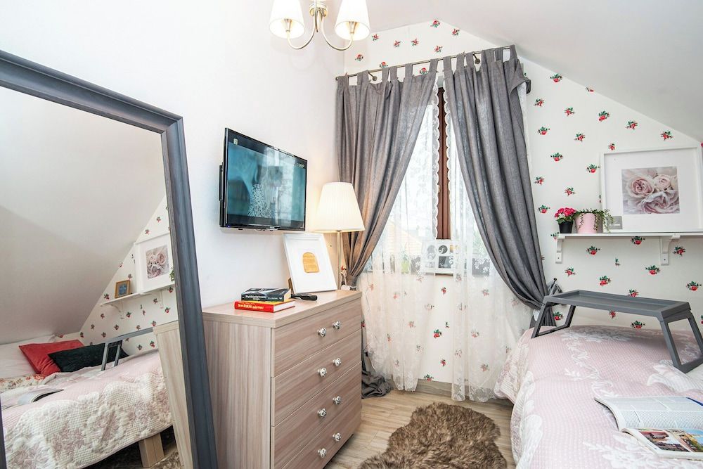 Signature Double Room, 1 King Bed, Non Smoking, Private Bathroom