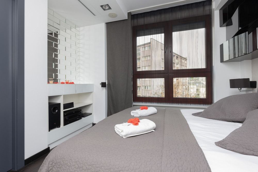 undefined Warsaw Riverside Apartment by Renters 6