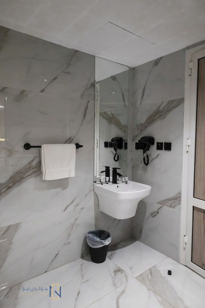 Golden New Quraish Deluxe Room, 1 King Bed, City View 5