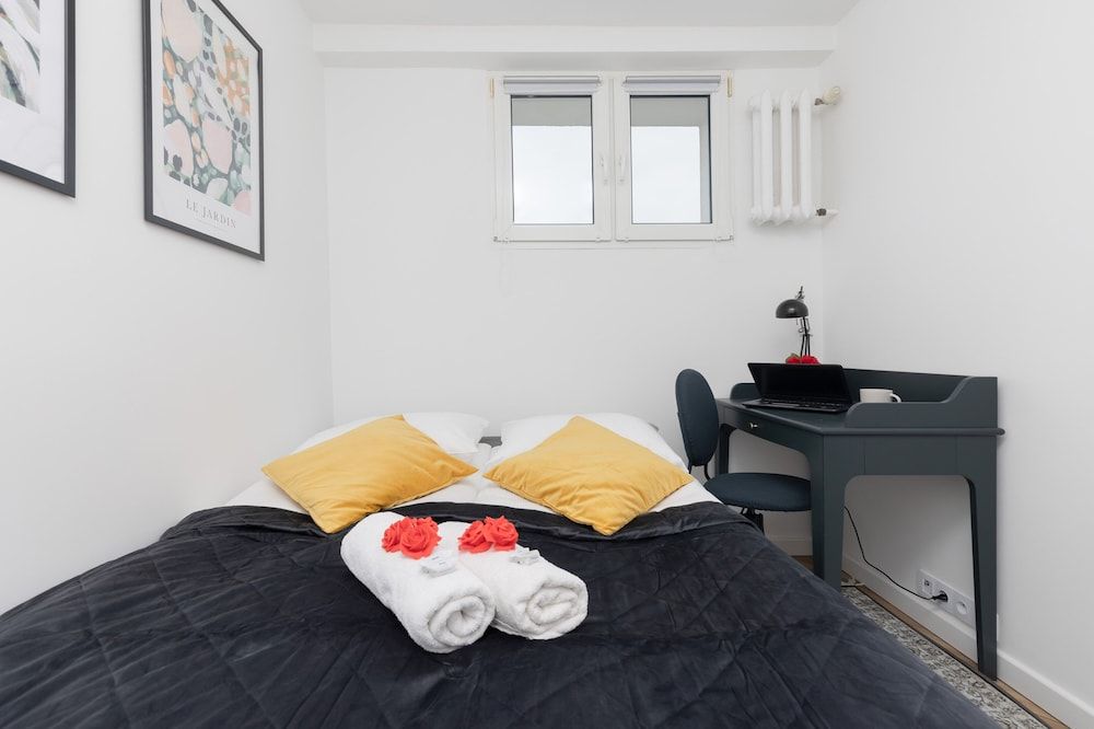 Warsaw Apartment Elekcyjna by Renters Apartment, 2 Bedrooms, Balcony 5