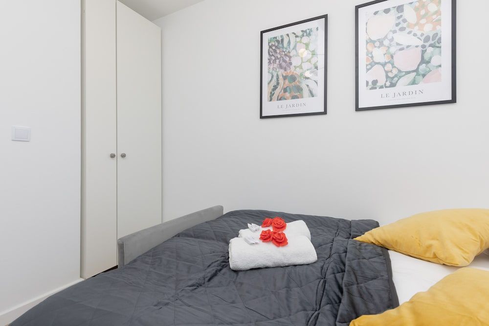 Warsaw Apartment Elekcyjna by Renters Apartment, 2 Bedrooms, Balcony 7