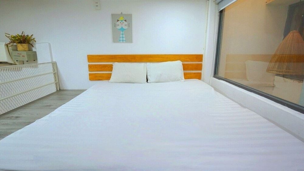 undefined Language Exchange Hotel 3 2